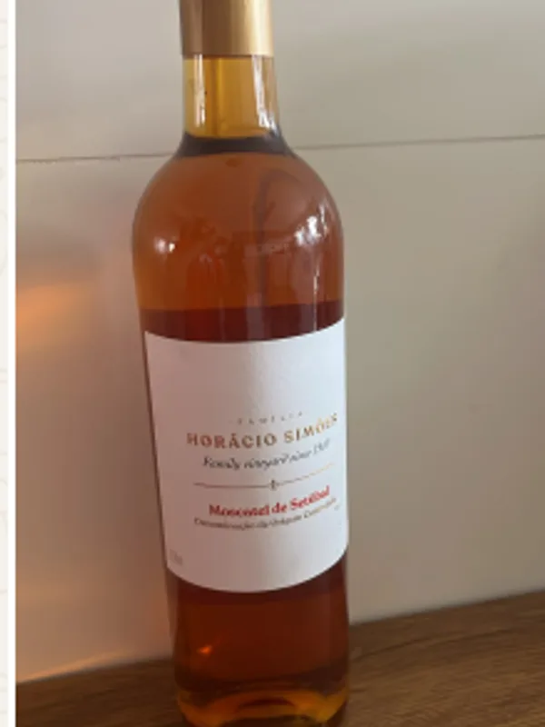 Garrafa do vinho Moscatel de Setúbal Horácio Simões